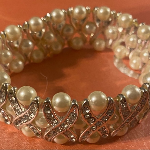 Faux Pearl & Crystal Bracelet. - Picture 4 of 5